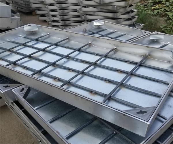 下水井蓋冒煙怎么回事 下水道有煙冒出來什么原因 下水井蓋冒煙怎么回事 下水道有煙冒出來什么原因