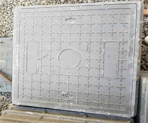 路邊井蓋下的洞叫什么 路邊井蓋下面一般都是什么
