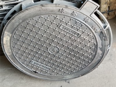 井蓋為什么會冒熱氣 井蓋為啥冒氣