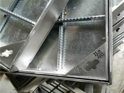 車撞井蓋了誰來負責 車壓井蓋給車碰壞了