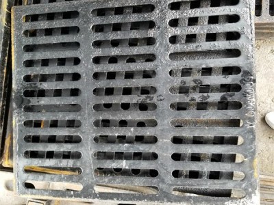 球墨鑄鐵水溝蓋板型號解析——城市排水系統的守護者